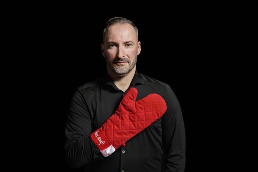 Langsdorf Küchen- und Wohnkultur in Linden | Küchenspezialist Timo Kornmann mit Freundschaftssymbol roter Handschuh