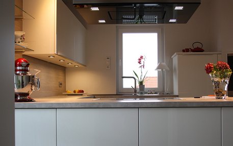 Langsdorf Küchen- und Wohnkultur in Linden | Referenzküchen Kundenküchen Dunstabzugshaube integrierte Beleuchtung