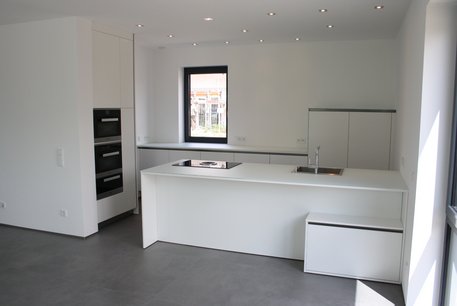 Langsdorf Küchen- und Wohnkultur in Linden | Referenzküchen Kundenküchen Grifflos-Küche Weiß