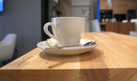 Langsdorf Küchen- und Wohnkultur in Linden | Küchenausstellung SPEKVA-Arbeitsplatte Holz Kaffee